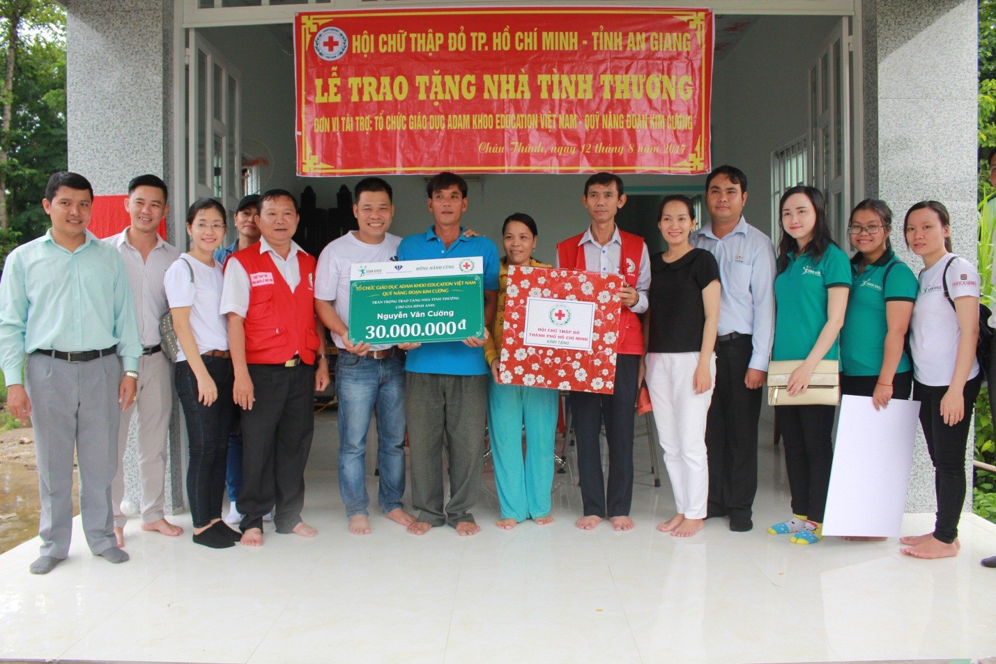 Chuỗi từ thiện hỗ trợ bà con nghèo tại An Giang của Adam Khoo Education