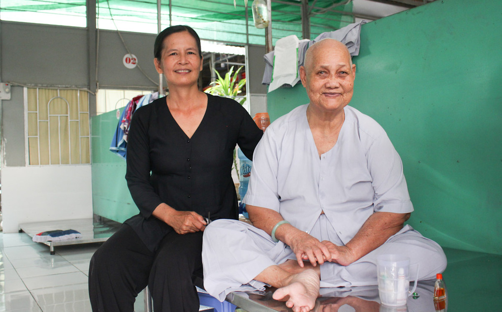 Vợ chồng bà Hồng - Nhơn Trạch bán đất nuôi hàng trăm cụ già vô gia cư neo đơn
